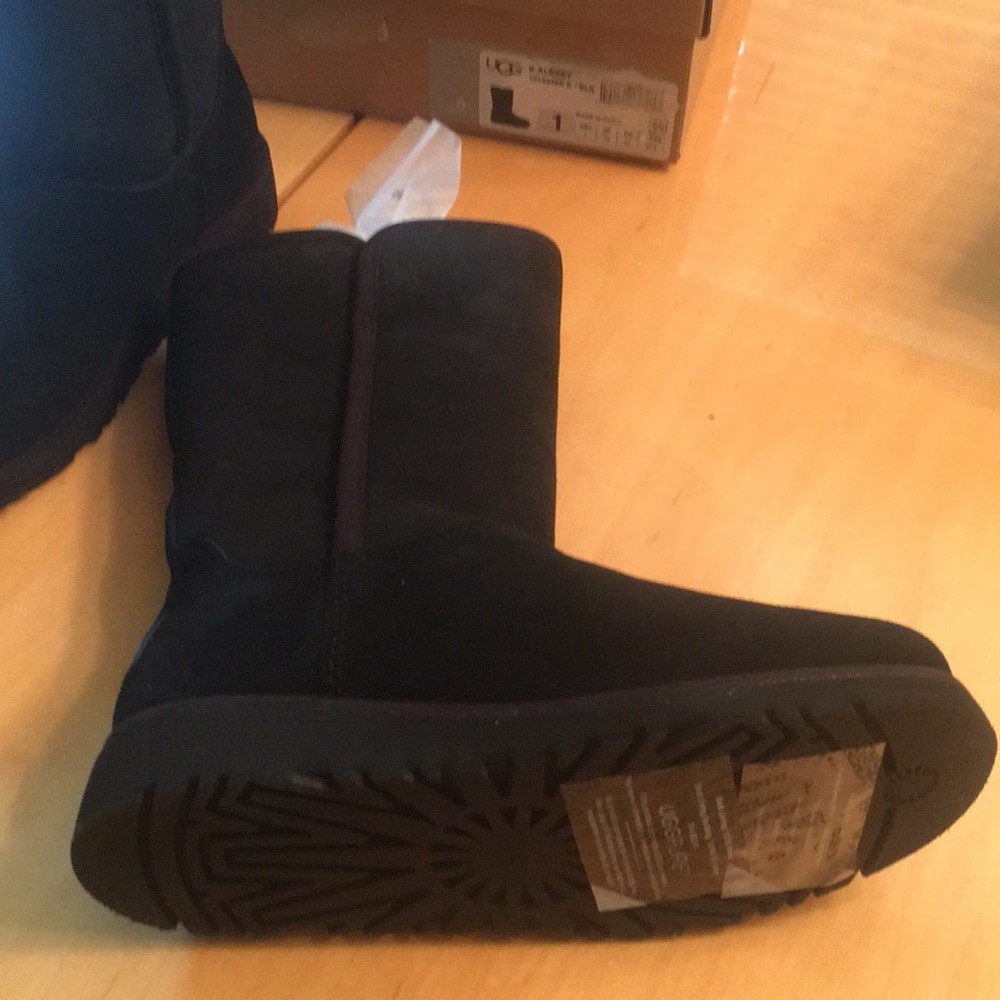 New youth Uggs size 1 - Picture 2 of 3